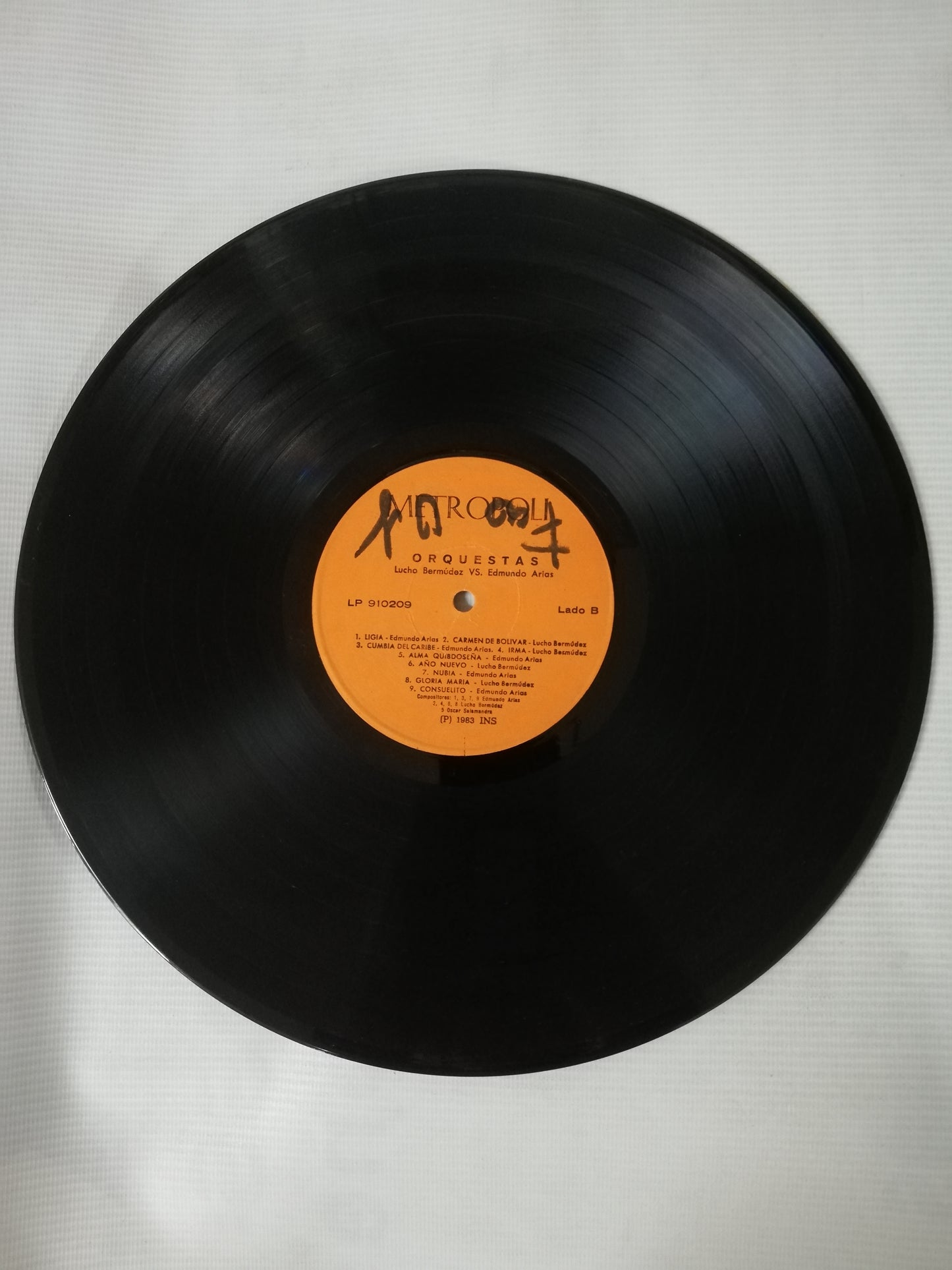 CD ORQUESTAS LUCHO BERMUDEZ VS EDMUNDO ARIAS - 18 EXITOS