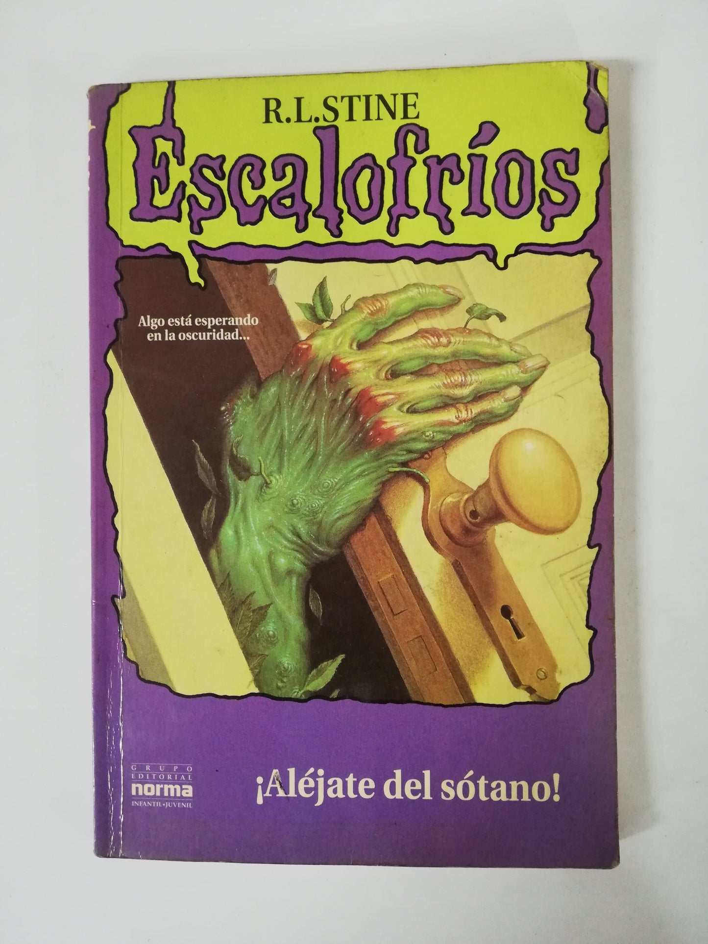 ALÉJATE DEL SOTANO! - R. L. STINE - COLECCIÓN ESCALOFRÍOS