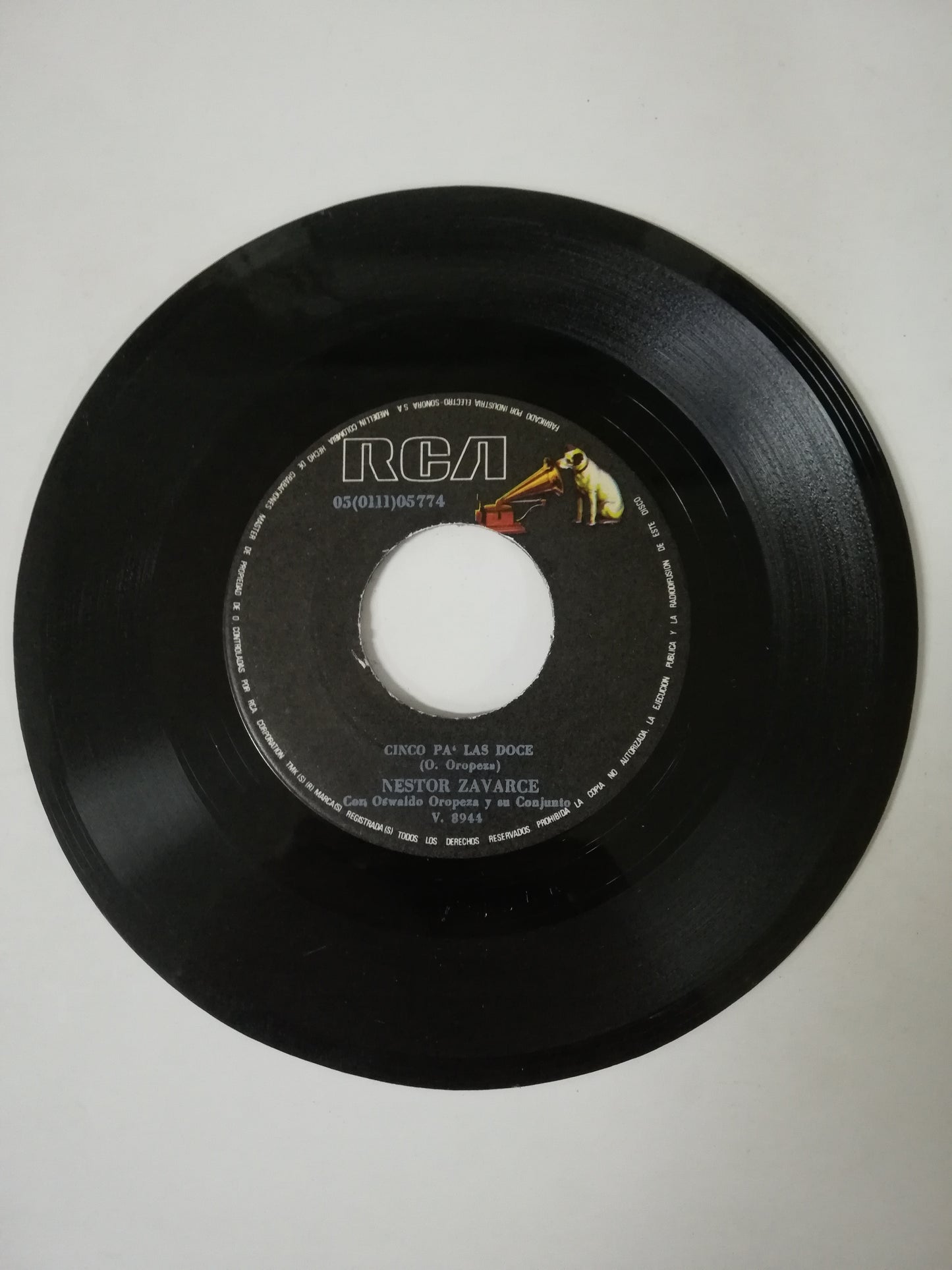 VINILO NESTOR ZAVARCE - CINCO PA´ LAS DOCE / ECHALE PIMIENTA Y SAL