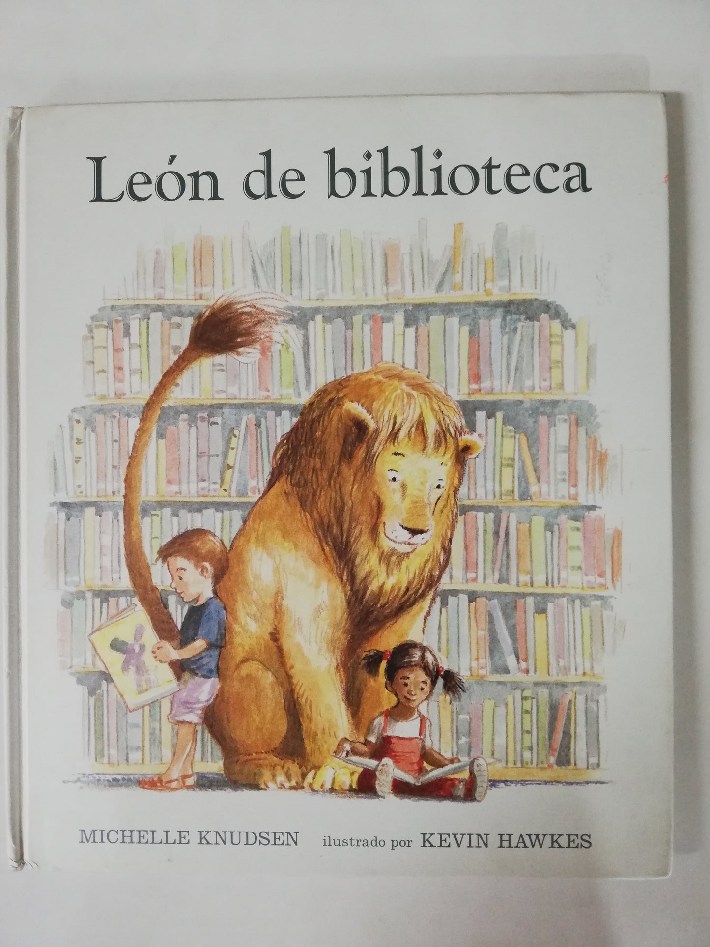 LEÓN DE BIBLIOTECA - MICHELLE KNUDSEN