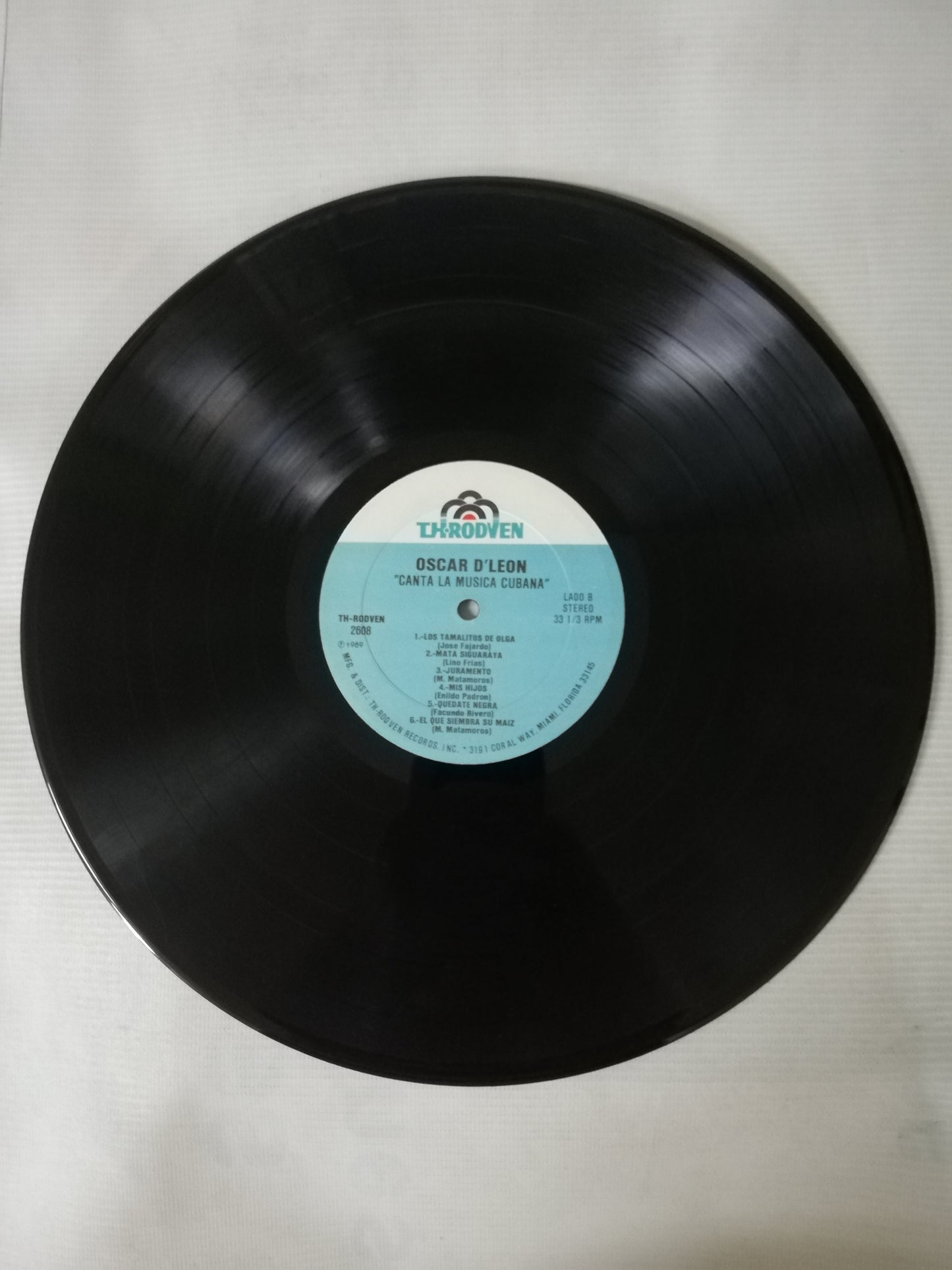 LP OSCAR DE LEÓN - CANTA LA MÚSICA CUBANA