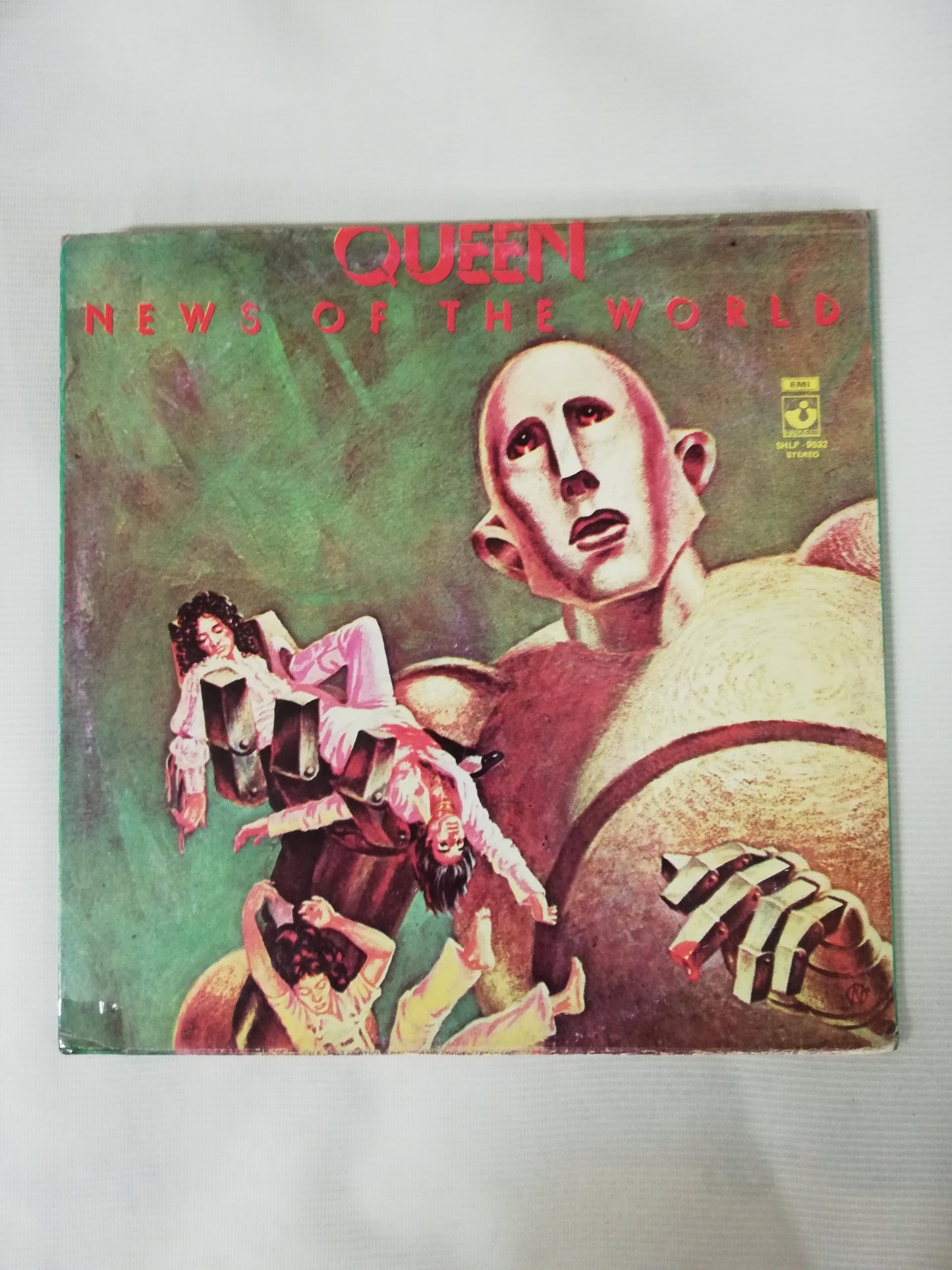 LP QUEEN - NEWS OF THE WORLD