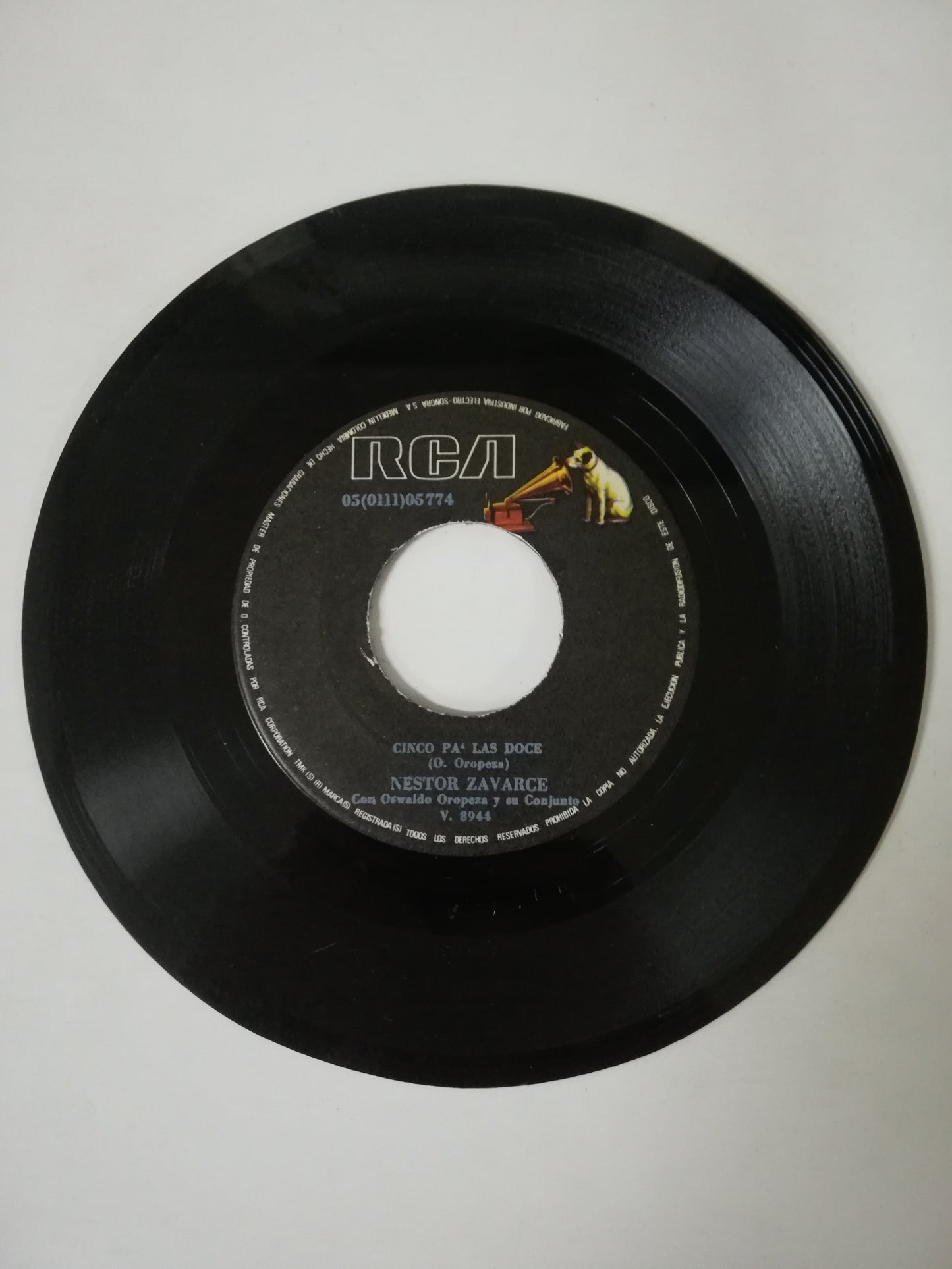 VINILO NESTOR ZAVARCE - CINCO PA´ LAS DOCE / ECHALE PIMIENTA Y SAL