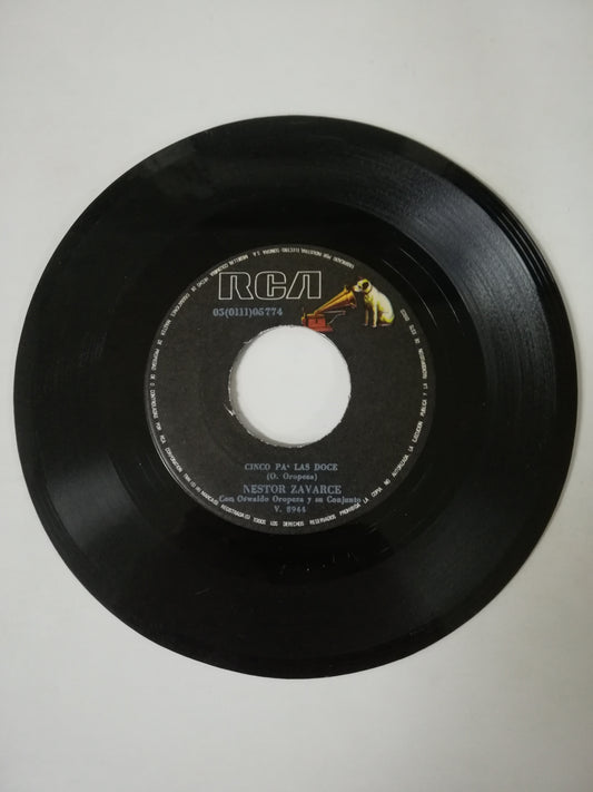 VINILO NESTOR ZAVARCE - CINCO PA´ LAS DOCE / ECHALE PIMIENTA Y SAL