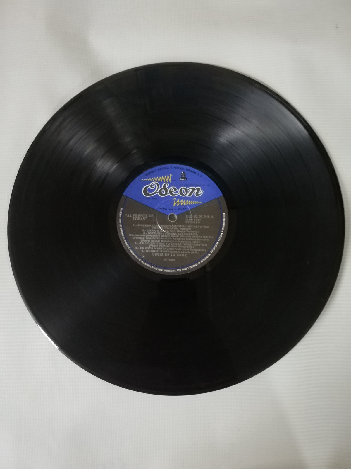 LP LUCIA DE LA CRUZ - "AL FRENTE DE TODAS"
